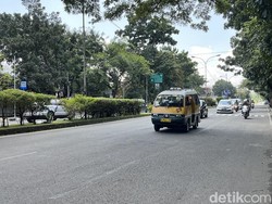 Ngerinya Detik-detik Mobil Tabrak hingga Seret Ojol di BKR Bandung
