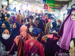 Jelang Lebaran, Pasar Tanah Abang Dipadati Pengunjung