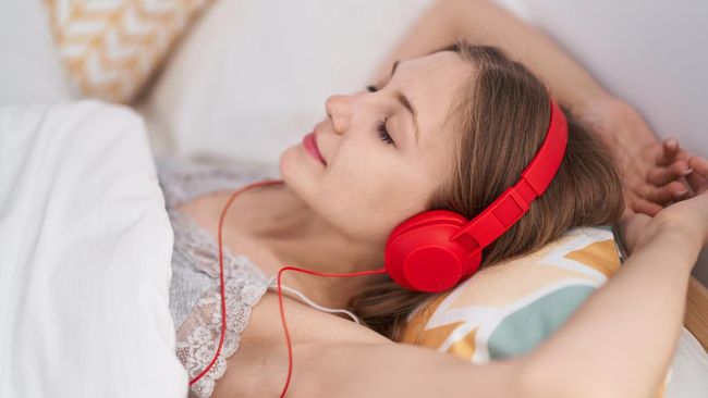 Tidur sambil mendengarkan podcast