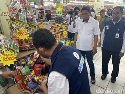 Razia Swalayan, BPOM Ambon Sita 422 Minuman Kemasan-251 Makanan Kedaluwarsa