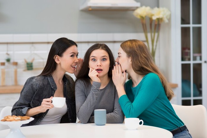 Bergosip Tak Selamanya Buruk, Ini Penjelasan Psikologi!