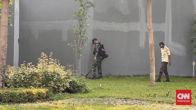 Sebanyak 31 rumah di Desa Ciangsana, Gunung Putri, Bogor, mengalami kerusakan berupa kaca pecah, plafon retak, atap retak/bolong imbas ledakan gudang amunisi.