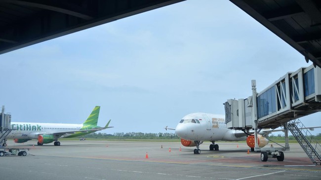 Bandara Sam Ratulangi Manado, ditutup sementara hingga pukul 10.00 WITA hari ini (18/4) imbas erupsi Gunung Ruang, Sitaro, Sulawesi Utara.