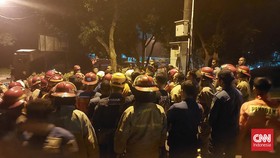Damkar Mulai Diterjunkan ke Lokasi Kebakaran Gudang Amunisi Kodam Jaya