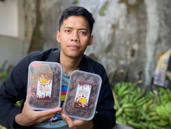 Dulunya Buruh, Pria Ini Banting Setir Jualan Keripik Pisang Omzetnya Puluhan Juta