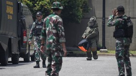 FOTO: Jihandak Zeni TNI AD Sisir Serpihan Ledakan Gudmurah Kodam Jaya