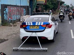 Polisi Sapu Bersih Ranjau Paku di Jalur Mudik Karawang