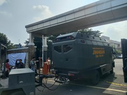 Tim Jihandak Sisir Perumahan 1 Km dari Gudang Amunisi Kodam Jaya yang Terbakar
