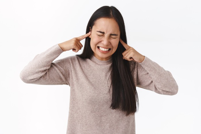6 Bahaya Tidur sambil Mendengarkan Earphone