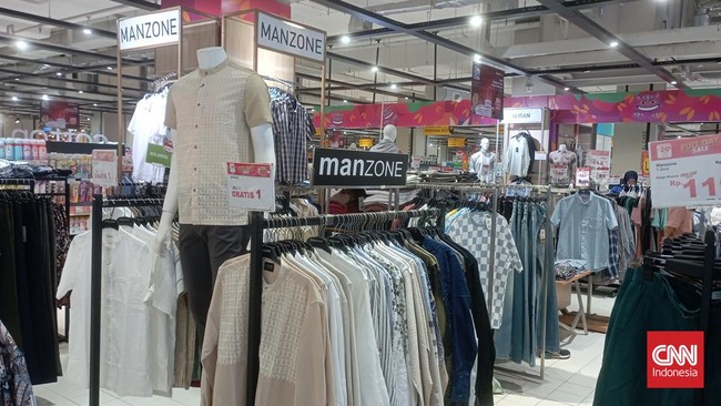 Kemeja kasual hingga kemeja batik laki-laki lagi banyak promonya mulai Rp100 ribuan di Transmart Full Day Sale hari ini, Minggu (6/10).