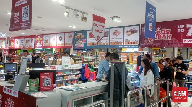 Warga Jakarta memanfaatkan Transmart Full Day Sale untuk berbelanja kebutuhan menjelang Idulfitri.