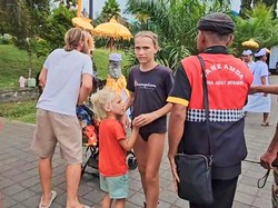 Heboh Aksi Bule Rusia Kenakan Celana Dalam Masuki Area Pura Agung