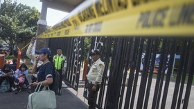 FOTO: Warga Mengungsi Saat Penyisiran Sisa Ledakan Gudang Amunisi TNI