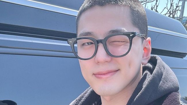 Bintang Business Proposal Kim Min-kyu pamer rambut cepak saat mulai wajib militer hari ini, Senin (1/4).