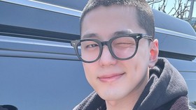 Mulai Wamil Hari Ini, Kim Min-kyu Pamer Rambut Cepak