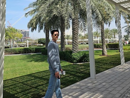 5 Potret Aktor Tampan Korea Kunjungi Uni Emirat Arab, Terbaru Kim Woo Bin