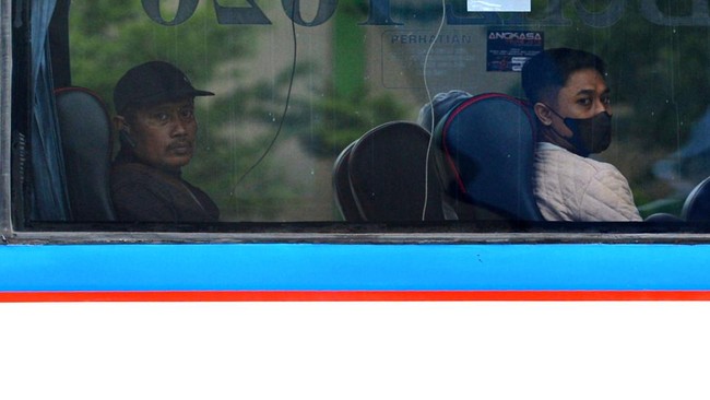 Perjalanan dengan bus bakal menghabiskan waktu tempuh yang lebih lama. Tapi, hal itu tak jadi soal bagi beberapa pemudik di Terminal Kampung Rambutan, Jakarta.