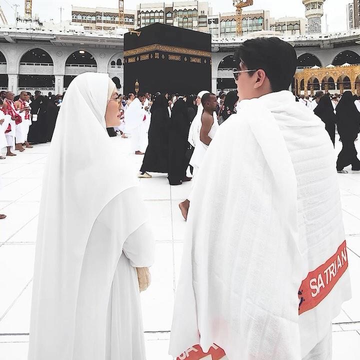 <p>Aktris Asty Ananta juga ikut menjalani ibadah umrah di bulan Ramadhan. Bersama suami, keduanya membagikan momen ketika berdiri di depan ka'bah. "Terima kasih Ya Allah..Ramadhan tahun ini kami diizinkan menunaikan ibadah umroh dengan lancar dan penuh kebahagiaan," tulis Asty. (Foto: Instagram @asty_ananta)</p>