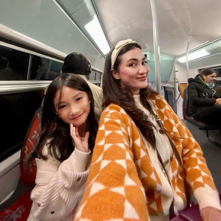 <p>Wah, liburan Atiqah dan Salma memang terlihat menyenangkan ya, Bunda? Bunda juga tertarik untuk mengajak Si Kecil untuk liburan berduaan sambil<em> quality time?</em> (Foto: Instagram @atiqahhasiholan)</p>