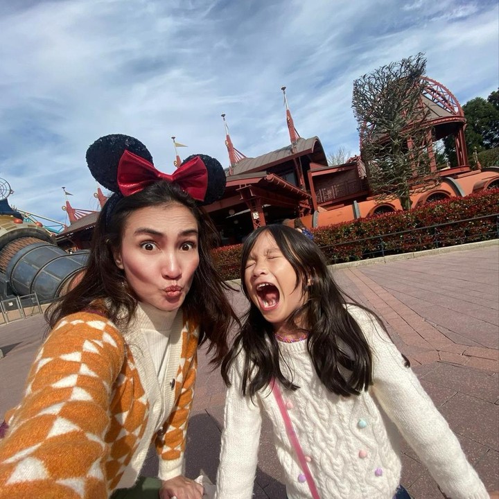 <p>Ada banyak wahana yang mereka coba, mulai dari yang menantang hingga santai. "<em>Slides of our expressions</em> yg menurut kita abis naik rides yang seram dan seru."(Foto: Instagram @atiqahhasiholan)<br /><br /><br /></p>