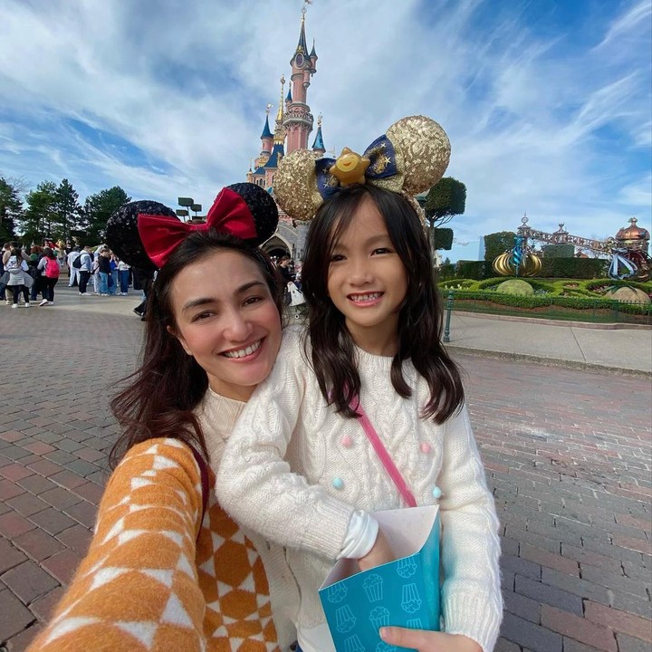 <p>Selain mengabadikan momen di menara Eiffel, Atiqah dan Salma juga terlihat mengunjungi Disney Land, Bunda. Seperti di momen sebelumnya, Bunda dan anak ini terlihat banyak momen bersama. "Disney <em>Day!</em> Travelling berdua memang jadi kbanyakan selfie2 aja."(Foto: Instagram @atiqahhasiholan)<br /><br /><br /></p>