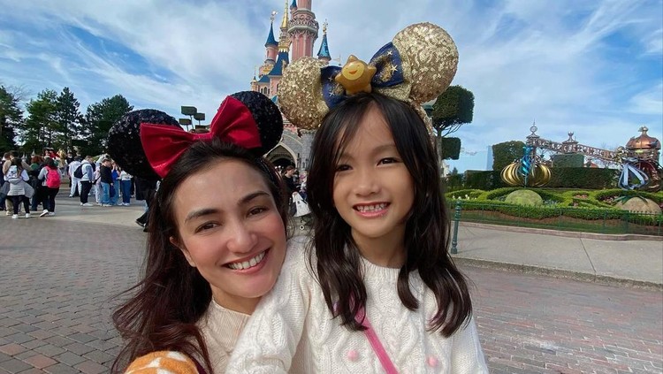 atiqah hasiholan dan sang putri