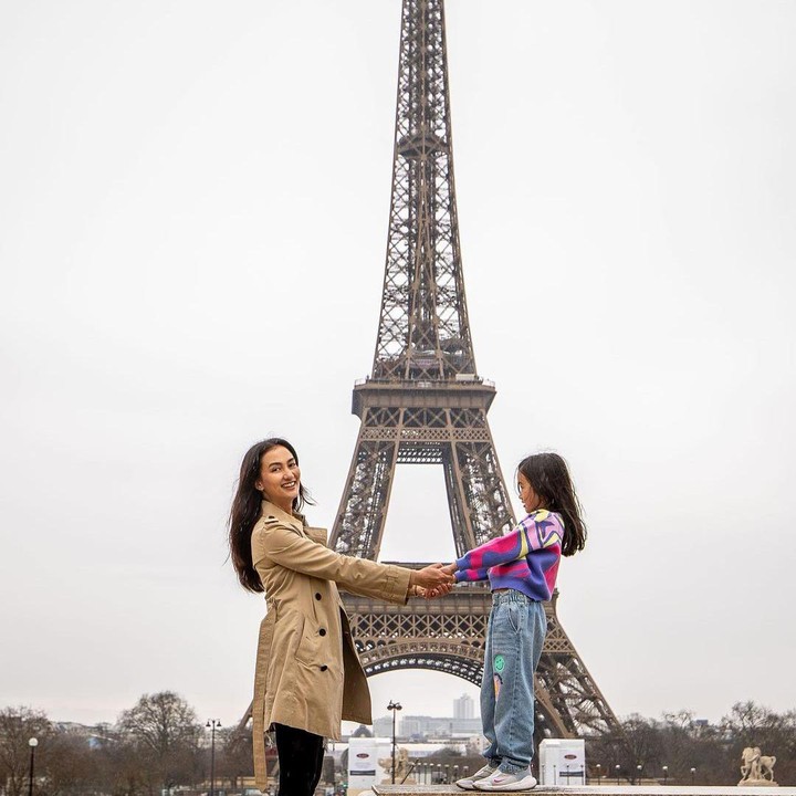 <p>Dalam unggahan tersebut, Atiqah mengungkapkan bahwa ini merupakan momen perjalanan bisnis. Namun, ia sengaja membawa sang putri untuk sekalian berlibur. "Sebelum kerja di Milan nyempetin<em> traveling</em> ke Paris bareng Salma," tuturnya, dikutip dari akun @atiqahhasiholan. (Foto: Instagram @atiqahhasiholan)<br /><br /><br /></p>