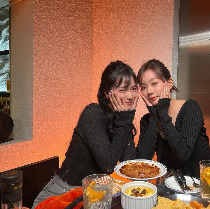 <p>Bersama salah satu teman dekatnya, yaitu Jisoo BLACKPINK, Hyeri habiskan waktu dengan makan bersama untuk mengisi acara ragam pribadinya. (Foto: Instagram @hyeri_0609)</p>