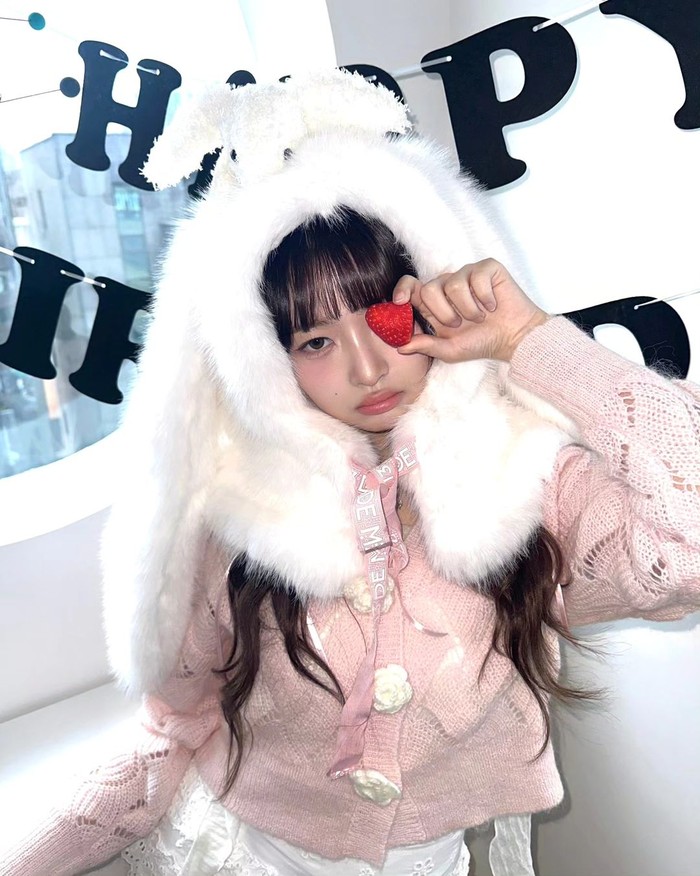 Blush on pink adalah tampilan klasik untuk musim semi, tetapi Rei memberikan tampilan yang sangat lucu dengan mengaplikasikannya melingkar tepat di bawah matanya, membuatnya tampak seperti boneka./ Foto: Instagram/reinyourheart