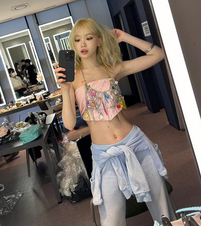 Chaewon LE SSERAFIM adalah ahli dalam aksesoris, baik itu kalung tebal atau topi boneka beruang berbulu halus. Ia tahu bahwa kunci untuk membuat pakaian apa pun terlihat lebih baik adalah aksesoris yang keren./ Foto: Instagram/_chaechae_1