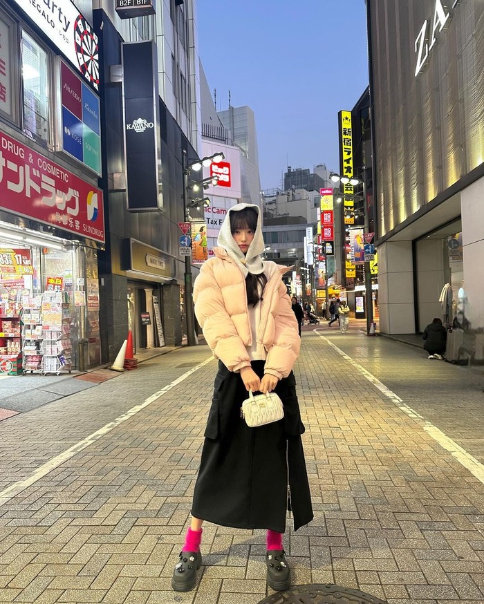 Dalam fashion feminin yang sangat imut dan berkelas, Wonyoung adalah idol yang harus kamu ikuti. Dari gaya klasik hingga penampilan dengan beberapa aksesori funky, ia selalu terlihat menarik dan memikat./ Foto: Instagram/for_everyoung10