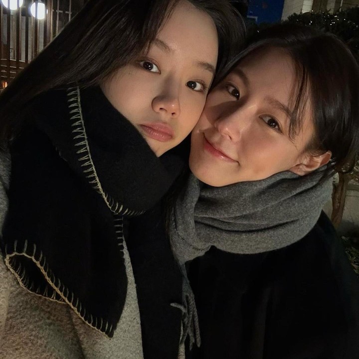 <p>Dengan Miyeon G-IDLE, Hyeri kenal melalui satu ragam acara yang dibintanginya. Memiliki latar belakang sebagai sesama anggota grup, membuat keduanya semakin dekat dan menjadi bestie dalam menghabiskan waktu liburan. (Foto: Instagram @hyeri_0609)</p>