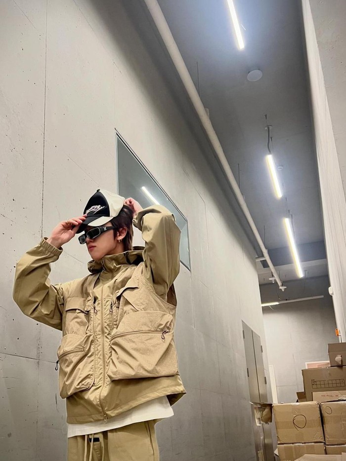 Dikenal sebagai raja fashion SEVENTEEN, The8 tak pernah takut bereksperimen dengan penampilannya. Hal yang paling menonjol dari gayanya adalah cara dia bermain dengan siluet yang berbeda./ Foto: Instagram/xuminghao_o