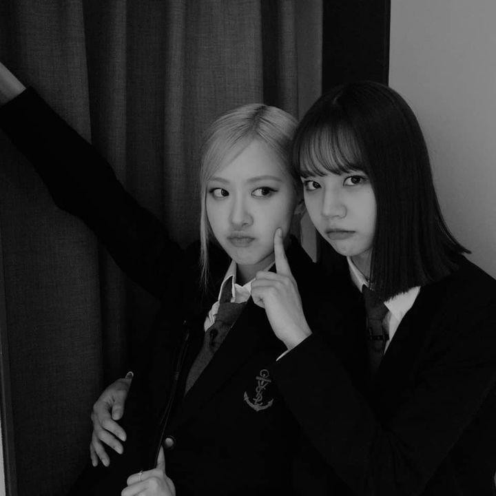 <p>Selain dengan Jisoo, Hyeri juga bestie dekat dengan Rose BLACKPINK. Keduanya dekat sebab satu acara ditambah dengan umurnya yang setara. Hyeri dan Rose kerap bersama habiskan waktu luang. (Foto: Instagram @hyeri_0609)</p>