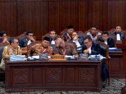Momen Ketua MK Tegur Ketua KPU di Sidang: Semangat Sedikit Pak
