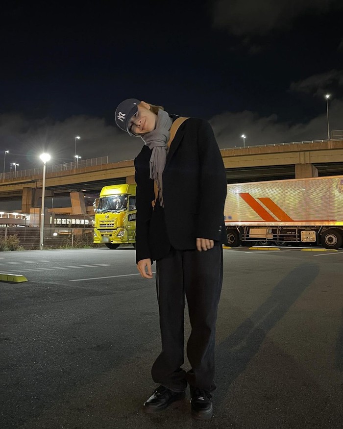 Idol K-Pop yang dikenal sering memposting foto pakaian sehari-hari jauh sebelum ia memiliki akun Instagram adalah I.N Stray Kids. Ia adalah inspirasi sempurna jika kamu ingin tetap tampil simpel dan chic./ Foto: Instagram/i.2.n.8