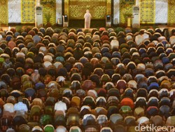Momen Ribuan Jemaah Masjid Al Akbar Surabaya Berburu Malam Lailatul Qadar