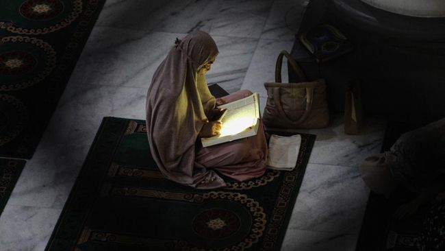 Waktu terjadinya malam Lailatul Qadar tidak dijelaskan secara spesifik, tetapi kemungkinan pada 10 hari terakhir Ramadhan.