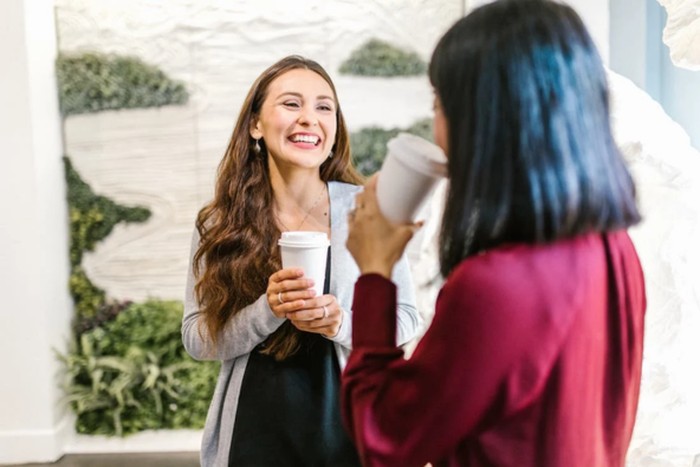 Ilustrasi Dua Rekan Kerja sedang Mengobrol /Foto: Pexels/RDNE Stock project 5 Bahasa Tubuh Ala Perempuan Sukses, Tampil Percaya Diri!