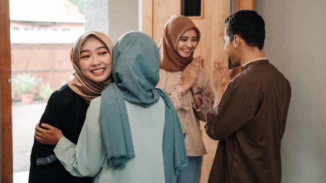 Tak hanya opor dan ketupat, Lebaran juga identik dengan open house. Sebenarnya, apa itu open house Lebaran?