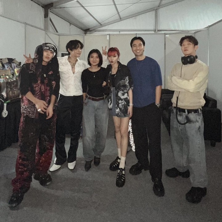 <p>Selanjutnya, Isyana juga pernah bertemu dengan grup DPR alias Dream Perfect Regime. Grup ini memiliki beberapa musisi di dalamnya, mulai dari DPR IAN, DPR LIVE dan DPR CREAM.(Foto: Instagram @isyanasarasvati)<br /><br /></p>