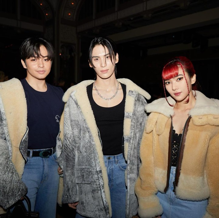 <p>Pertama, pelantun <em>Winter Song</em> ini pernah bertemu dengan mengabadikan momen dengan Yootaeyang SF9. Mereka dipertemukan dalam acara bertajuk <em>New York Fashion Week for Coach SS24</em>. (Foto: Instagram @isyanasarasvati)<br /><br /><br /></p>