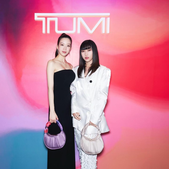 <p><em>Next,</em> yakni potret Isyana bersama aktris sekaligus aktris Korea ternama Moon Ga Young. Keduanya mengabadikan momen bersama saat hadir dalam event yang digelar oleh salah satu brand produk tas, yakni Tumi. (Foto: Instagram @isyanasarasvati)<br /><br /><br /></p>
