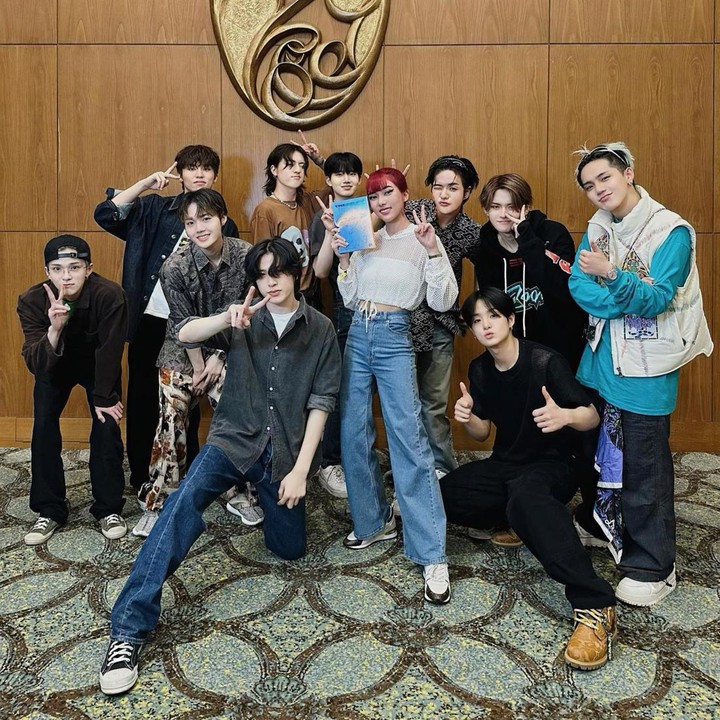 <p>Terakhir yaitu boy group asuhan YG Entertainment TREASURE. Dalam postingan yang dibagikan, Isyana terlihat bersama seluruh anggota TREASURE setelah konser dan memamerkan salah satu album yang sudah ditandatangi idol K-Pop tersebut. "Senang sekali bisa bertemu dengan @yg_treasure_official yang muda dan sangat berbakat! Kalian membuat konser yang luar biasa! Energi, band, tata cahaya, visual semuanya sangat indah! Sekali lagi selamat untuk Tur Asia pertama kalian! Fightingggg!" tulisnya sebagai caption. (Foto: Instagram @isyanasarasvati)</p>