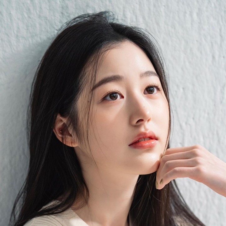 <p>Jang Da Ah tengah menjadi sorotan belakangan ini. Kakak kandung Wonyoung IVE itu memulai debutnya di dunia hiburan. Seperti sang adik, penampilan Jang Da Ah selalu terlihat memesona dengan gaya makeup Korean-look. Penggunaan pensil alis dan eyeliner yang tipis membuat tampilan mata pemakainya terlihat flawless. Jangan lupa gunakan lipstik glossy berwarna cerah untuk tampilan bibir lebih sehat<em>.</em> (Foto: Instagram @alla_da_a)</p>