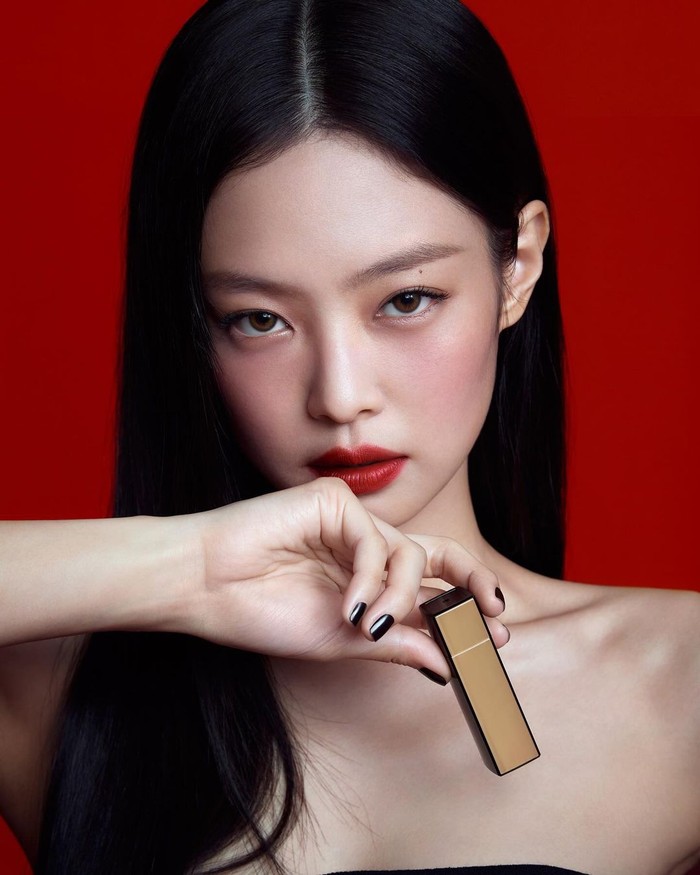 Jennie membuat tren lipstik merah di musim semi ini dengan bagian tepi yang sedikit buram dan lebih mudah dipakai setiap hari dibanding lipstik matte. Ia menambah blush on yang serasi untuk melengkapi tampilannya./ Foto: Instagram/jennierubyjane
