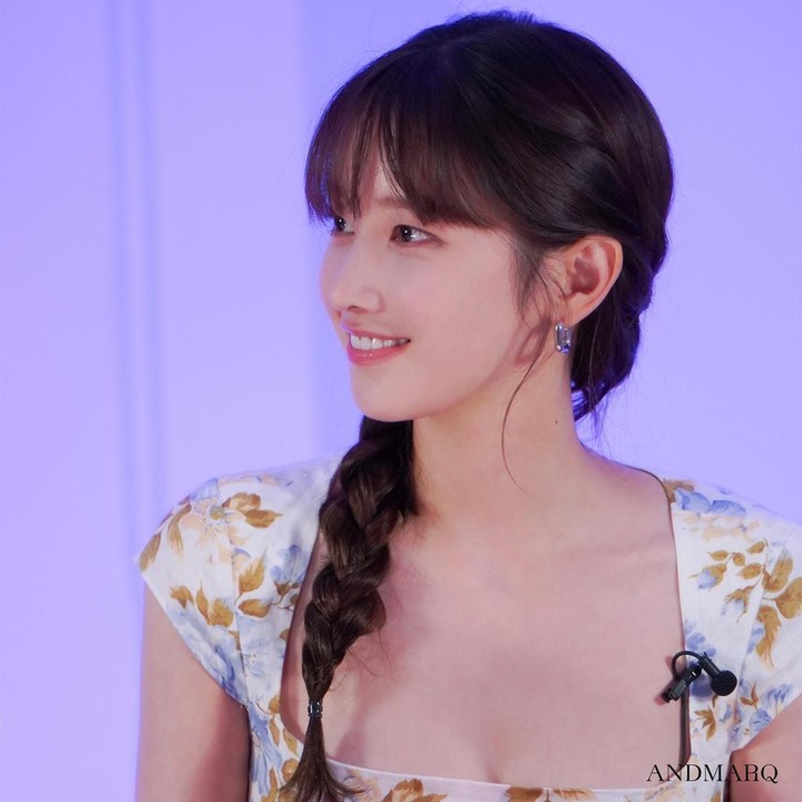 <p>Aktris Jeon Jong Seo tampil fresh dengan gaya makeup Korea bernuansa cerah. Bagi pemilik bibir tipis, penggunaan warna terang seperti <em>peach</em> dapat memberi kesan manis pada wajah. Padukan bersama <em>eyeliner</em> dan pensil alis berwarna cokelat. (Foto: Instagram @andmarq_official)</p>