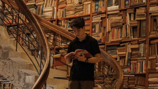 Uniknya Kafe dengan Rak Buku 3 Ton di Vietnam