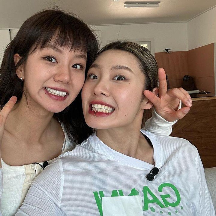 <p>Kenal dari satu acara ragam, Hyeri berteman dekat dengan salah satu penari serta koreografer profesional, Lee Jung. Keduanya sering habiskan waktu bersama dengan berjalan-jalan di akhir pekan. (Foto: Instagram @hyeri_0609)</p>