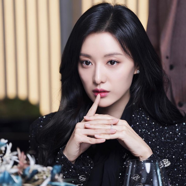 <p>Penonton setia Queen of Tears pasti terpesona dengan kecantikan Kim Ji Won, bukan? Enggak heran, ia selalu tampil flawless dan memikat meski hanya mengenakan pulasan makeup tipis. Aksen <em>contour</em> pada tulang pipi semakin membuat wajahnya terlihat tegas. Bunda juga bisa memilih warna lipstik yang lebih gelap, seperti merah <em>cherry.</em> (Foto: Instagram @geewonii)</p>